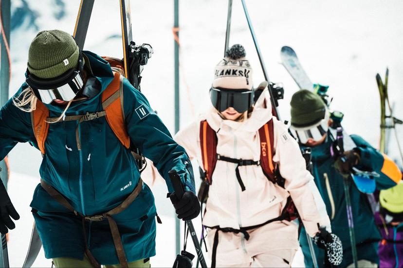 https://a.storyblok.com/f/150663/1999x1333/01cf116288/ski-outerwear-planks.jpg