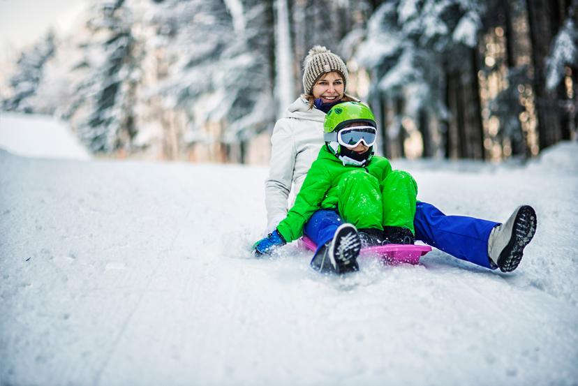 https://a.storyblok.com/f/150663/2119x1414/69e9bd8a48/family-snow-sledding.jpg
