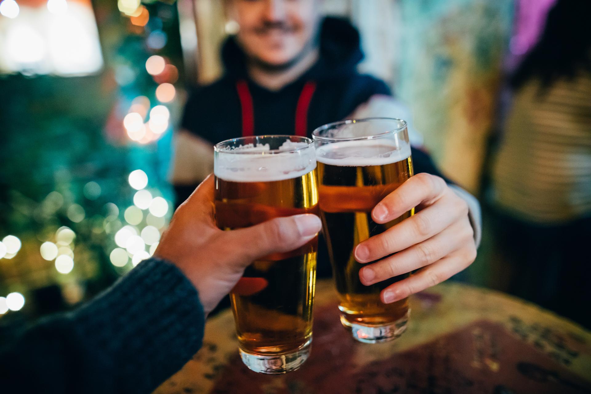 cheers-beers-at-ski-resort-bar