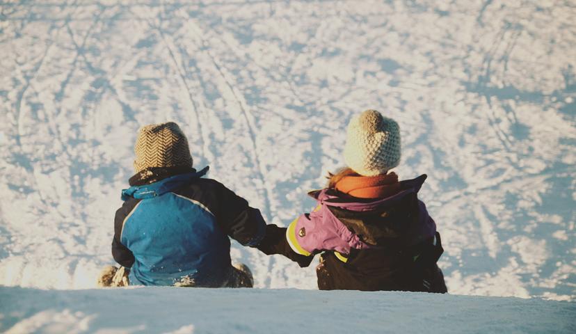 https://a.storyblok.com/f/150663/4928x2859/7a376e5526/kids-snow-ski-jackets.jpg