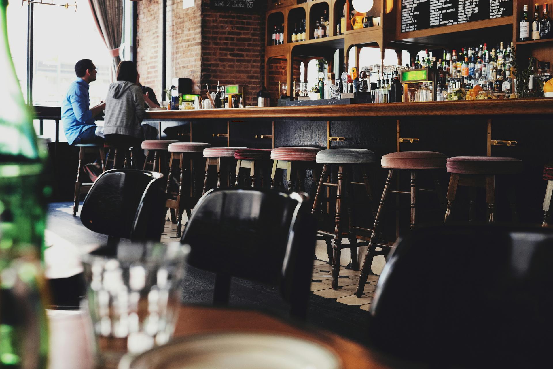 english-inspired-bar-stools-apres